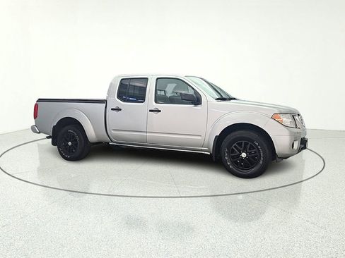 Used 2018 Nissan Frontier SV AWD/4WD image 2