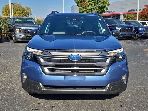 Used 2025 Subaru Forester Premium image 8