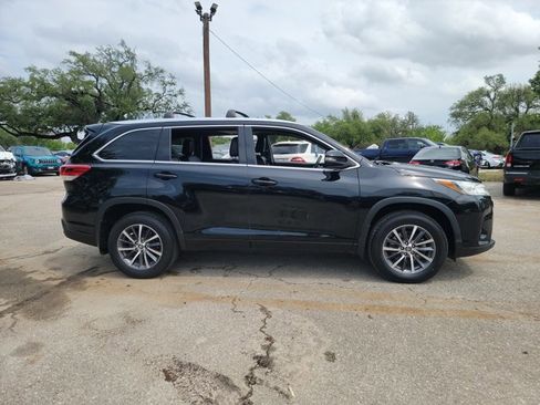 Used 2018 Toyota Highlander XLE image 4