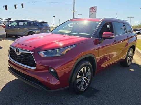 Used 2023 Toyota Highlander XLE image 3