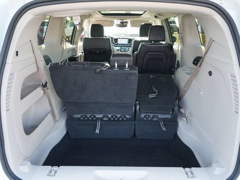 Used 2023 Chrysler Pacifica Limited FWD image 26