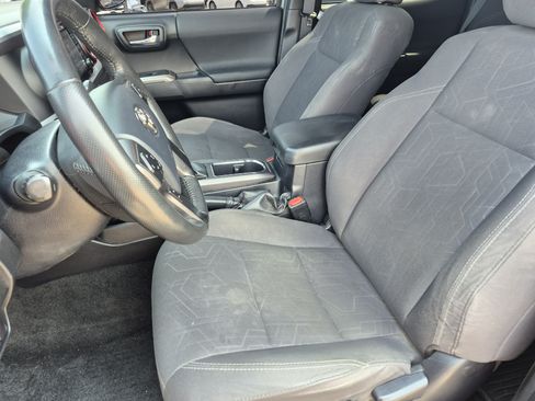 Used 2018 Toyota Tacoma TRD Off-Road w/ Technology Package AWD/4WD image 16