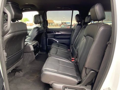 Used 2024 Jeep Wagoneer L Series II RWD image 8