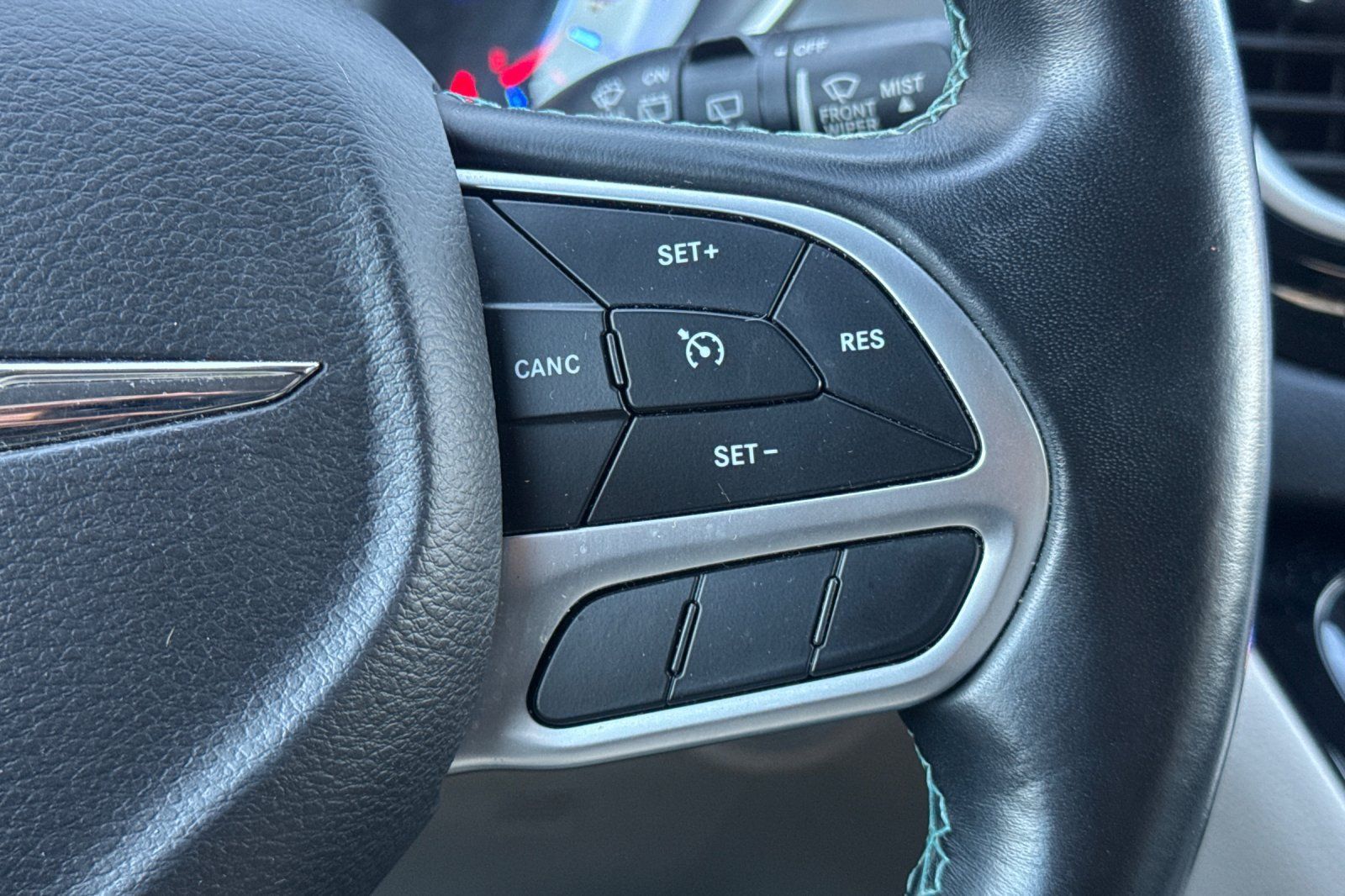 Used 2018 Chrysler Pacifica Touring-L FWD image 38