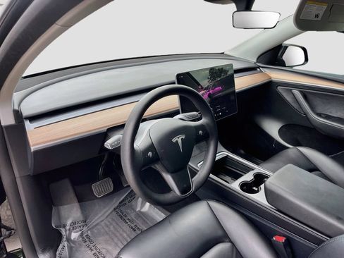 Used 2025 Tesla Model Y Long Range RWD image 9