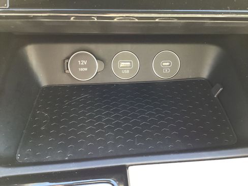 Used 2025 Genesis G70 2.5T image 25