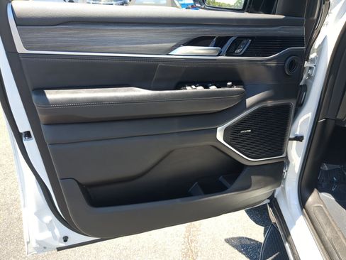 Used 2024 Jeep Wagoneer L Series III w/ Flexible Seating Group AWD/4WD image 13