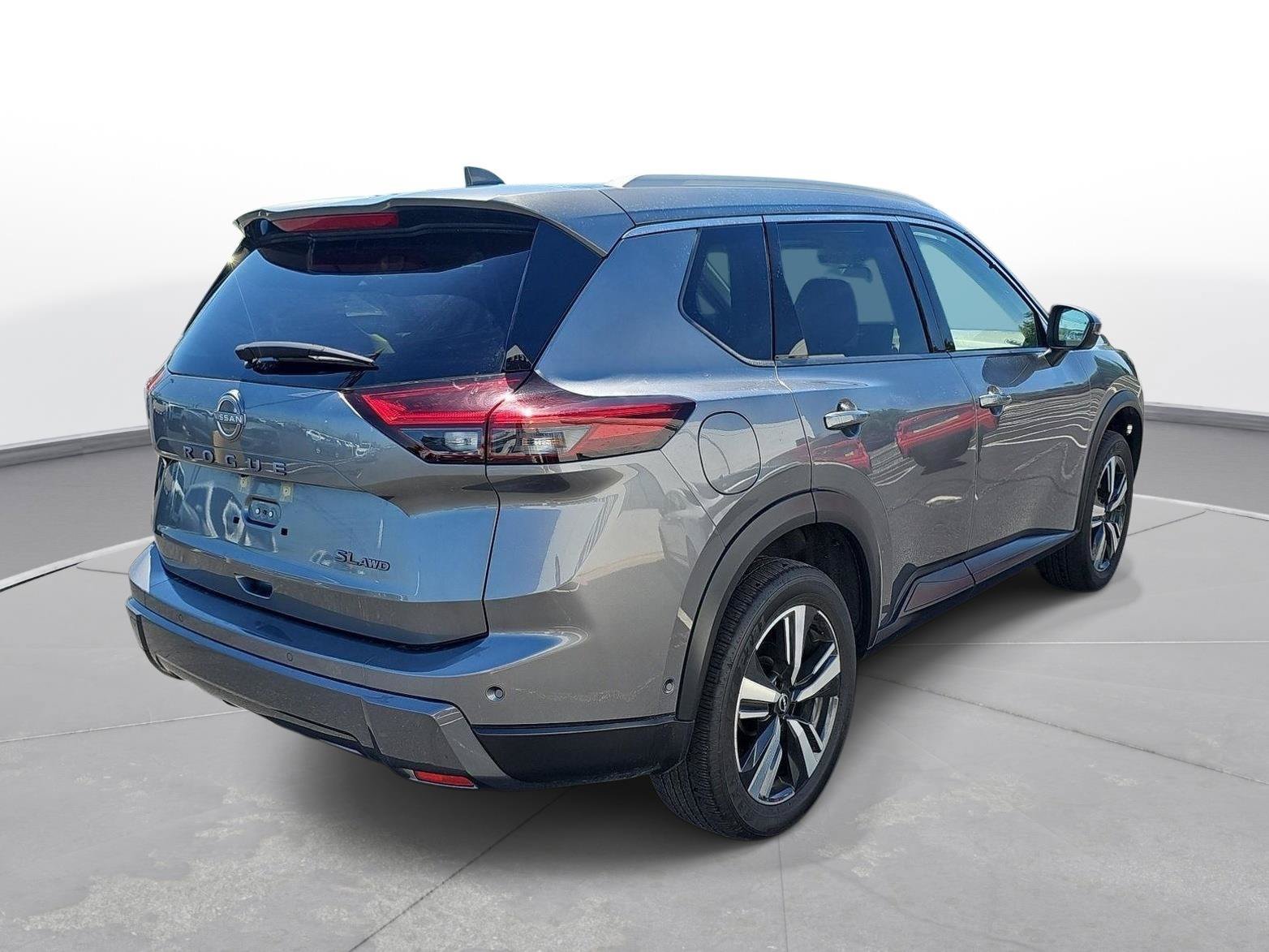 Used 2025 Nissan Rogue SL AWD/4WD image 2