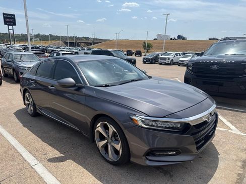 Used 2018 Honda Accord Touring image 3