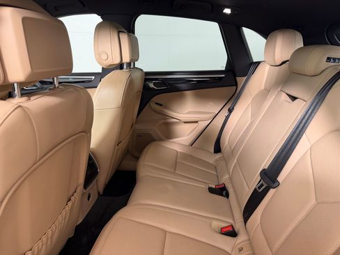 Certified 2021 Porsche Macan image 27