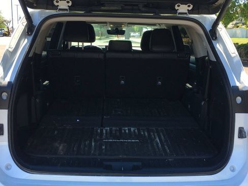 Used 2024 Toyota Highlander XLE AWD/4WD image 6