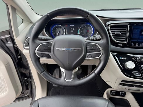 Used 2017 Chrysler Pacifica Touring-L Plus FWD image 12