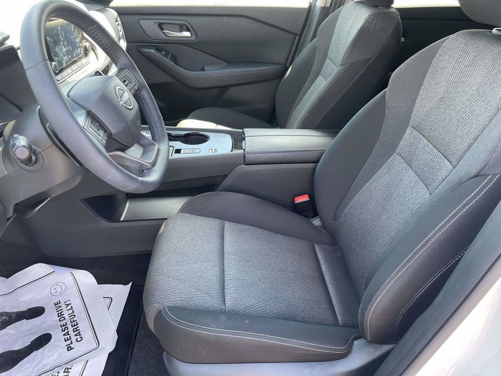 Used 2025 Nissan Rogue SV FWD image 13