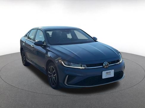 Used 2025 Volkswagen Jetta SE image 3