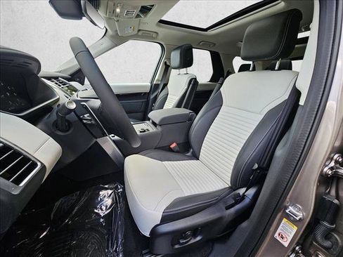 Certified 2025 Land Rover Discovery S AWD/4WD image 3