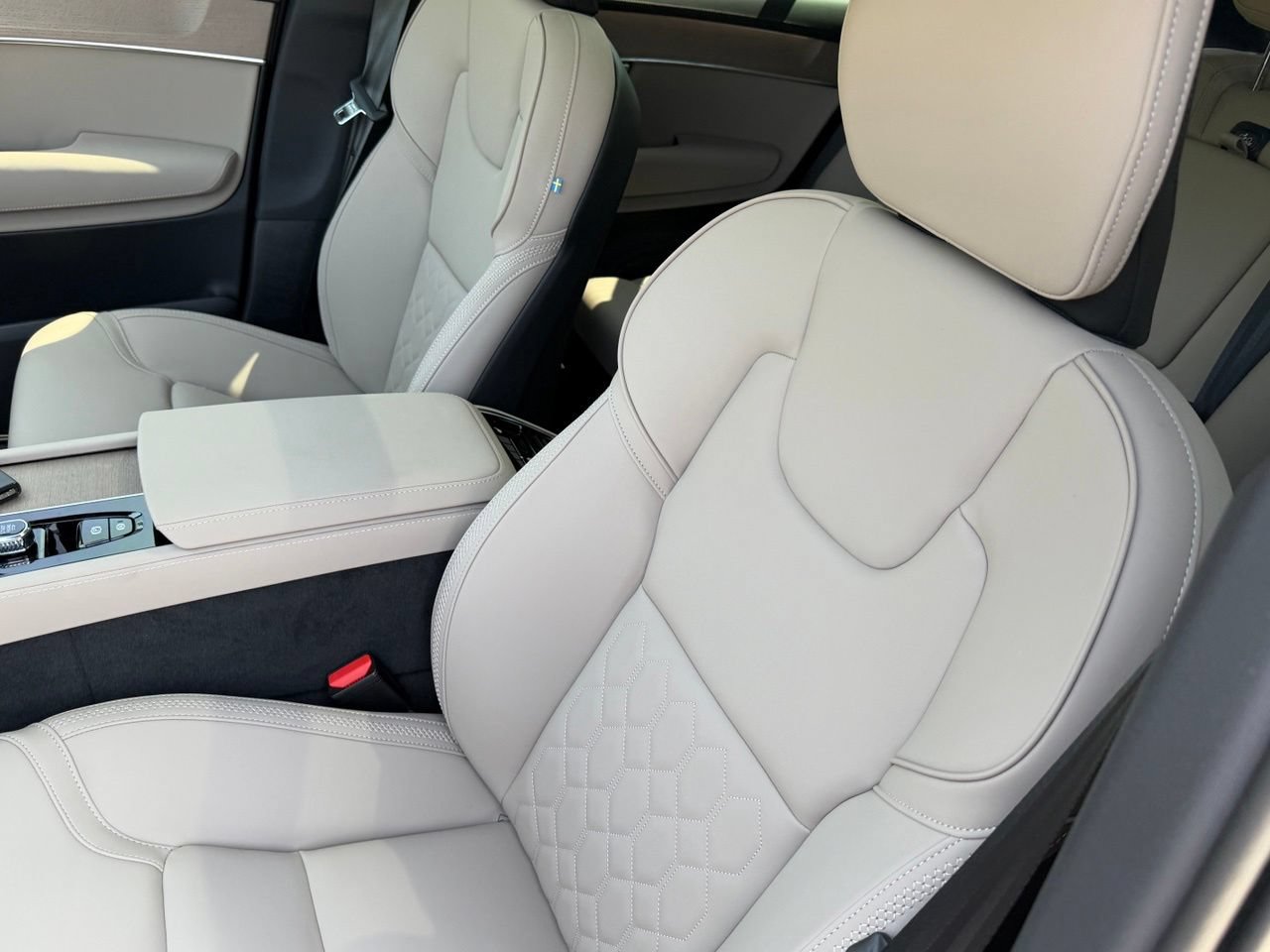 New 2026 Volvo XC90 T8 Plus w/ Protection Package Premier AWD/4WD image 19
