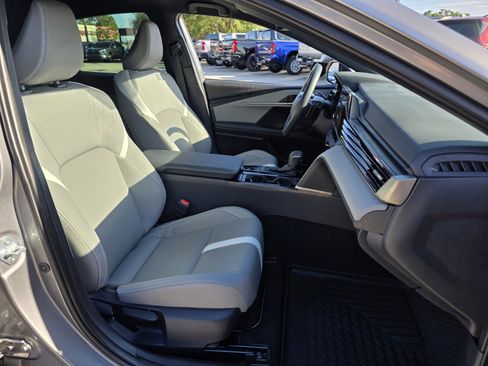 Used 2025 Toyota Camry SE w/ Convenience Package image 14