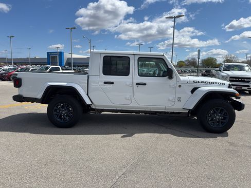 New 2026 Jeep Gladiator Sport AWD/4WD image 4