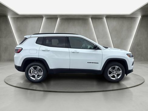 Used 2024 Jeep Compass Latitude AWD/4WD image 6