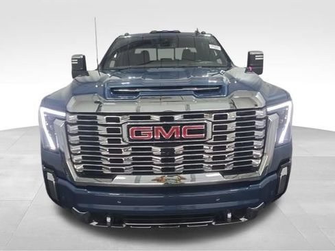 Used 2024 GMC Sierra 2500 Denali AWD/4WD image 2