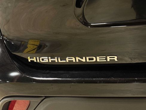 Used 2024 Toyota Highlander LE FWD image 26