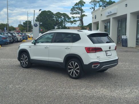 Certified 2022 Volkswagen Taos SE FWD image 5