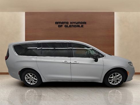 Used 2024 Chrysler Pacifica Touring-L image 7