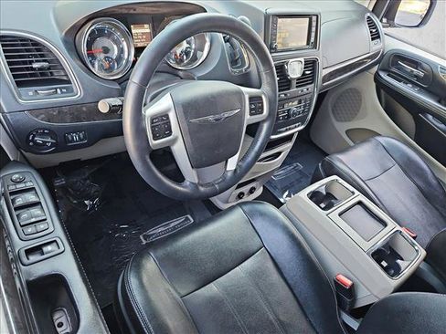 Used 2016 Chrysler Town & Country Touring-L FWD image 10
