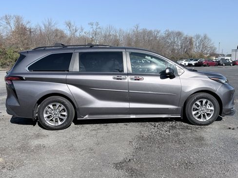 Used 2021 Toyota Sienna XLE image 9