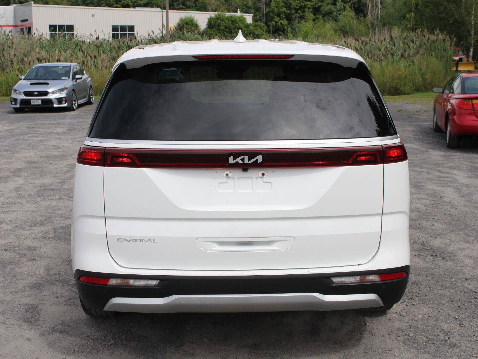Used 2024 Kia Carnival LX FWD image 6