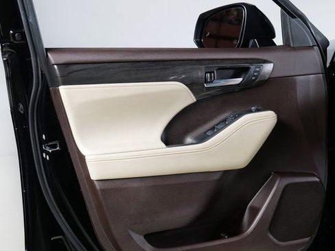 Used 2021 Toyota Highlander Platinum image 28