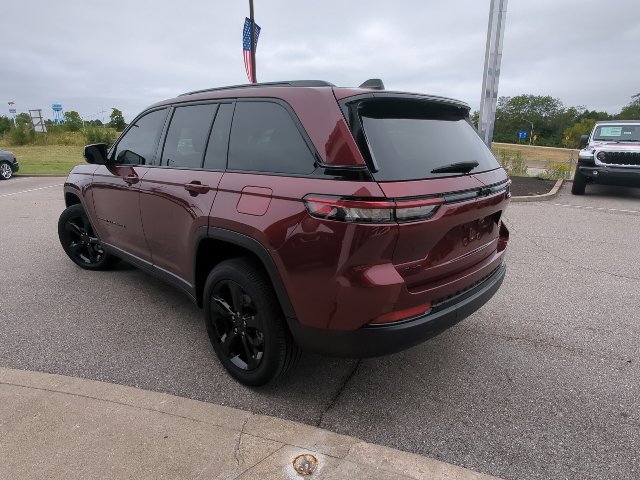 Used 2025 Jeep Grand Cherokee Altitude AWD/4WD image 30