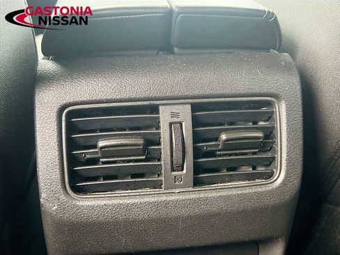 Used 2023 Nissan Rogue SV image 32