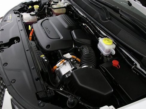 Used 2024 Chrysler Pacifica Select image 38