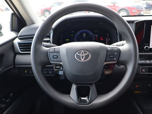 Used 2025 Toyota Camry LE image 31