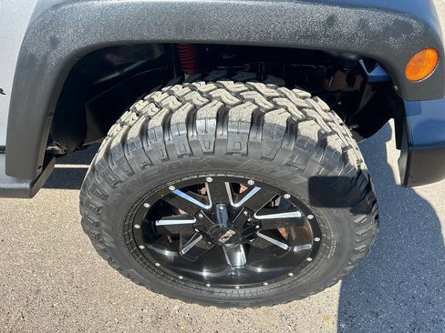 Used 2017 Jeep Wrangler Sport w/ Quick Order Package 24S AWD/4WD image 11