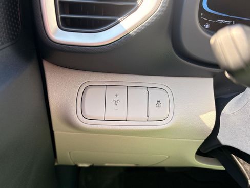 Used 2025 Hyundai Venue Limited FWD image 34