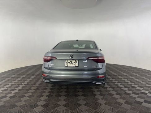 Used 2024 Volkswagen Jetta SE image 9