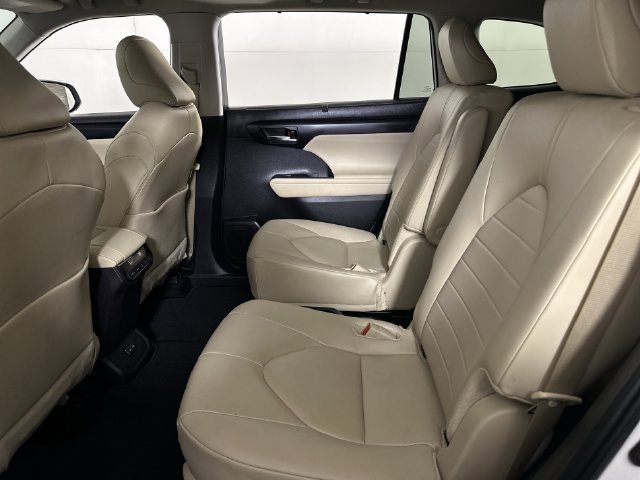 Used 2024 Toyota Highlander XLE AWD/4WD image 26