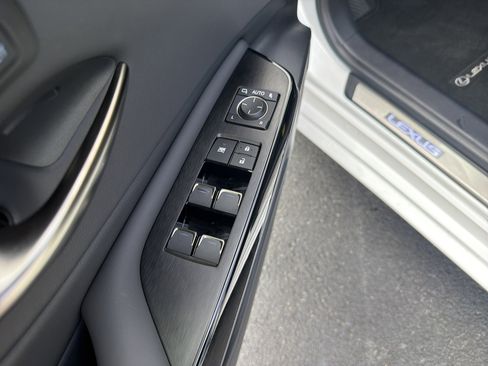 Used 2025 Lexus ES 300h w/ Technology Package image 10