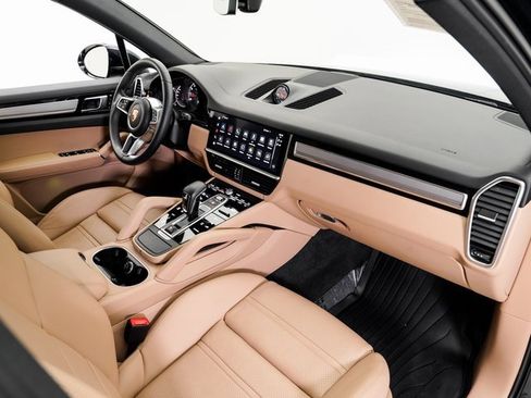 Used 2023 Porsche Cayenne Platinum Edition image 24