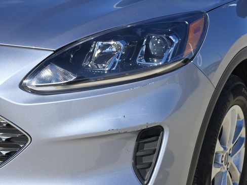 Used 2022 Ford Escape SE w/ Cold Weather Package image 9