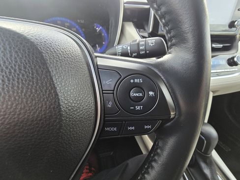 Certified 2022 Toyota Corolla Cross XLE image 22