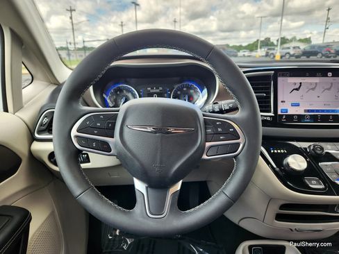 Used 2022 Chrysler Voyager LX image 38