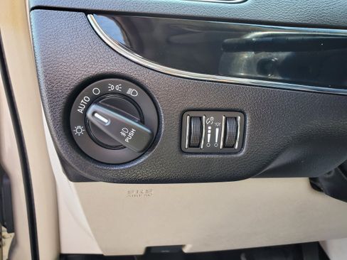 Used 2014 Chrysler Town & Country Touring-L FWD image 15