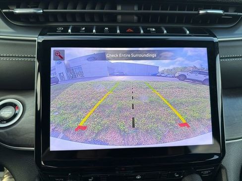 Used 2025 Jeep Grand Cherokee Limited image 25