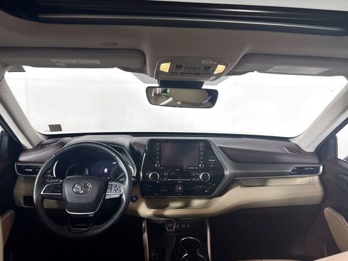 Used 2021 Toyota Highlander XLE image 12