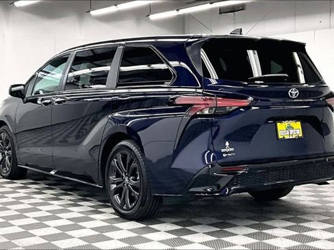 Used 2025 Toyota Sienna XSE FWD image 2
