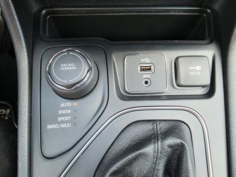 Used 2019 Jeep Cherokee Latitude w/ Popular Appearance Group AWD/4WD image 20