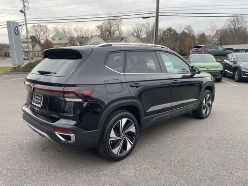 Certified 2025 Volkswagen Taos SE w/ Panoramic Sunroof Package image 4